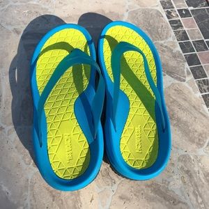 Hoka recovery flip flops in blue/yellow